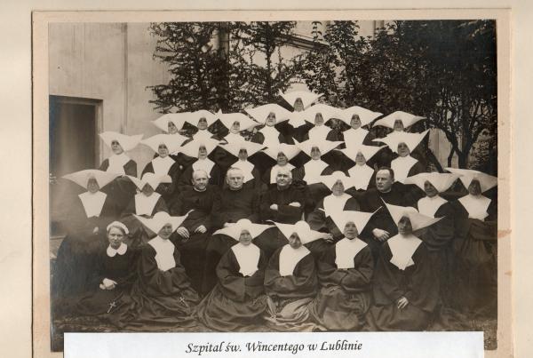 Siostr Szarytki przy Szpitalu - ul. Staszica 16 / 30.06.1923 r.