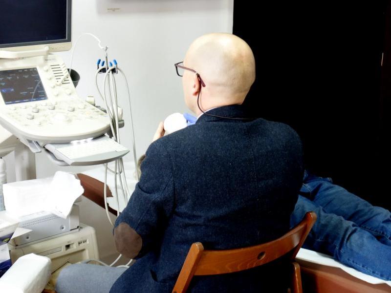 akcja prozdrowotna SPSK1 dla seniorów z Uniwersytetu III Wieku (dr Andrzej Wojtak wykonujący badania)