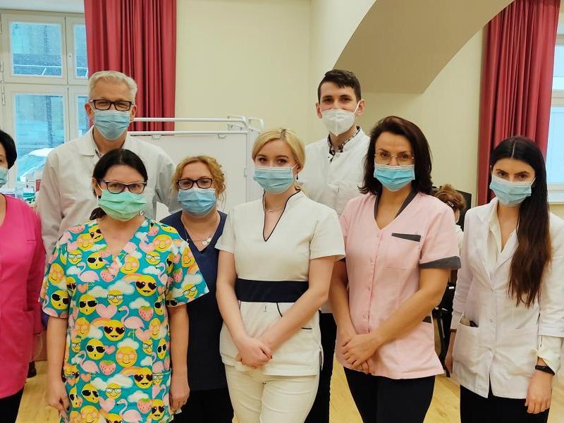 szczepienia seniorów w SPSK 1 - personel w punkcie szczepień