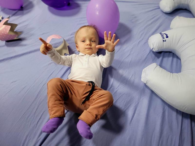 Wcześniaki urodzone w USK 1 z rodzicami i personelem medycznym na spotkaniu z okazji Dnia Wcześniaka 2023