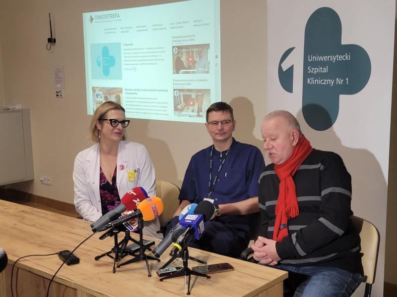 uczestnicy briefingu przy akceleratorze w Zakładzie Radioterapii USK1_2.02.24 (fot.A.Guzowska)