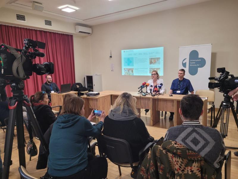 uczestnicy briefingu przy akceleratorze w Zakładzie Radioterapii USK1_2.02.24 (A.Guzowska)