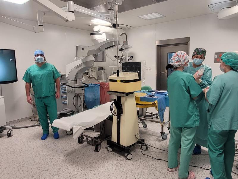 pierwsza operacja okulistyczna w Europejskim Centrum Innowacyjnej Terapii Chorób Plamki Żółtej (fot. Anna Guzowska / 1.12.2025