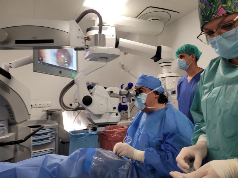 pierwsza operacja okulistyczna w Europejskim Centrum Innowacyjnej Terapii Chorób Plamki Żółtej (fot. Anna Guzowska / 1.12.2025)