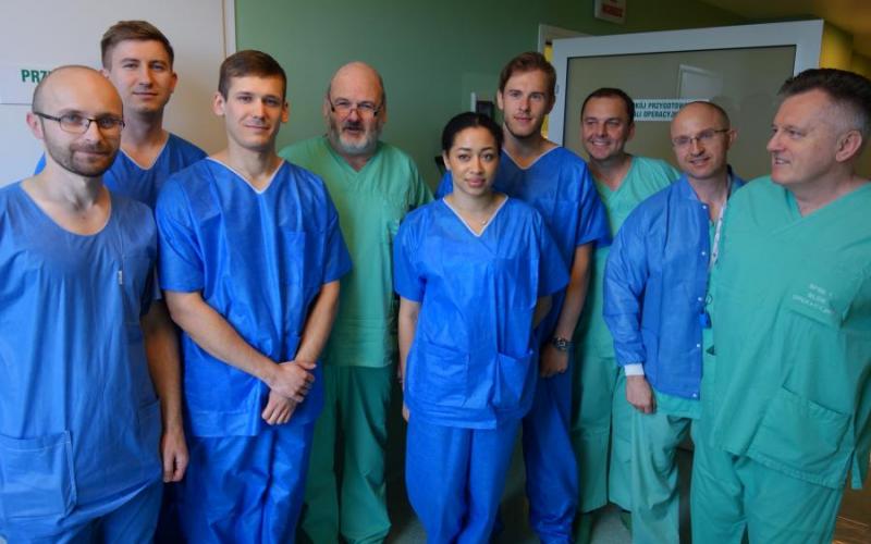 Profesor Matthias Korell z lekarzami Kliniki i studentami