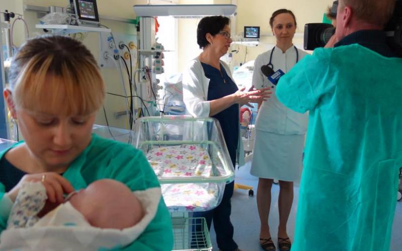 Maja z mamą, w tle ekipa TVP3 z prof. A.Kwaśniewską i dr M.Wójtowicz-Marzec