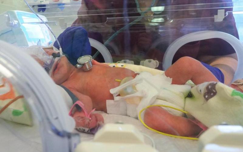 jedno z trojaczków urodzonych w SPSK1