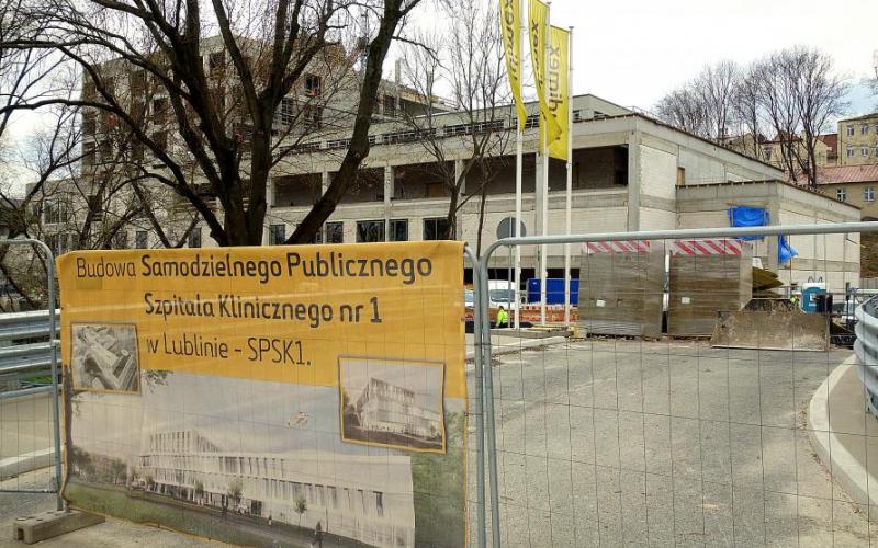 wjazd do SPSK 1 od Al. Solidarności (SOR)