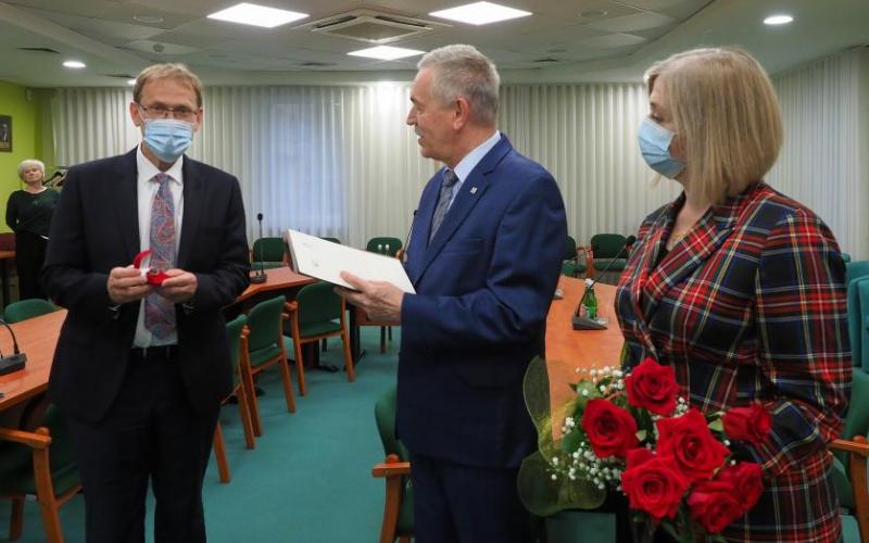 Profesor K. Tomasiewicz odbiera wyróżnienie w siedzibie ORL / foto:I.Burdzanowska