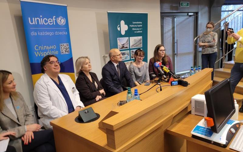 uczestnicy konferencji prasowej 4.01.23 r. - przekazanie aparatury przez UNICEF