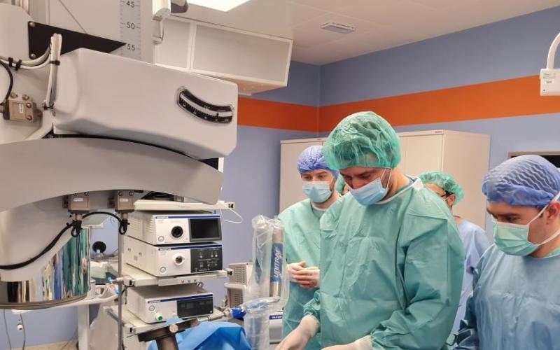 lekarze podczas radioterapii śródoperacyjnej Mobetronem 