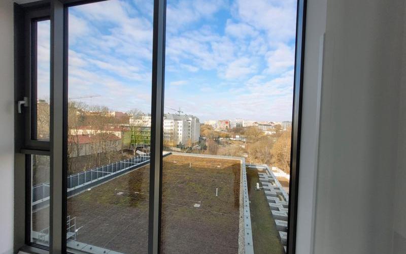 zielony dach nowego budynku SPSK 1 (fot. A.Guzowska)