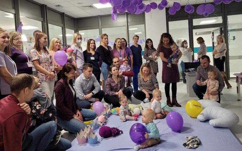 Wcześniaki urodzone w USK 1 z rodzicami i personelem medycznym na spotkaniu z okazji Dnia Wcześniaka 2023