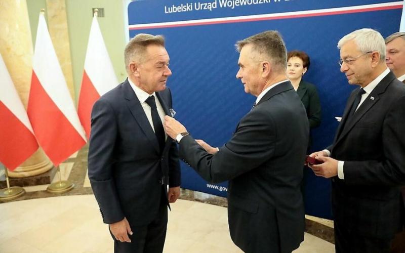 prof. G. Dzida odbiera odznaczenie z rąk wojewody lubelskiego Lecha Sprawki