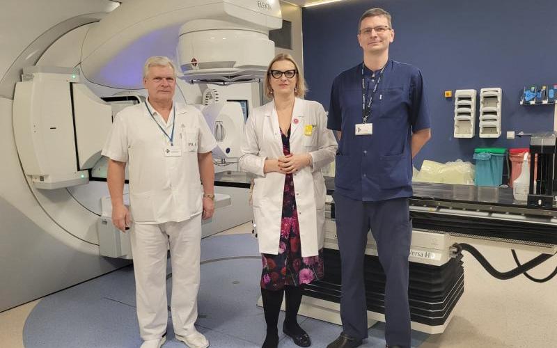 uczestnicy briefingu przy akceleratorze w Zakładzie Radioterapii USK1_2.02.24 (fot.A.Guzowska)